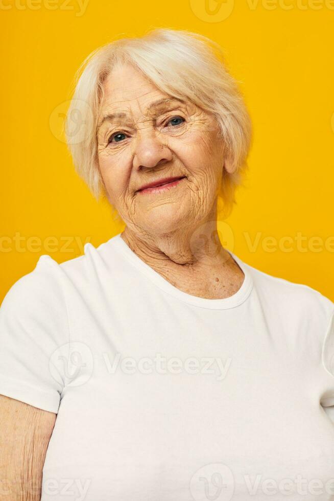 leende äldre kvinna Lycklig livsstil glädje gul bakgrund foto