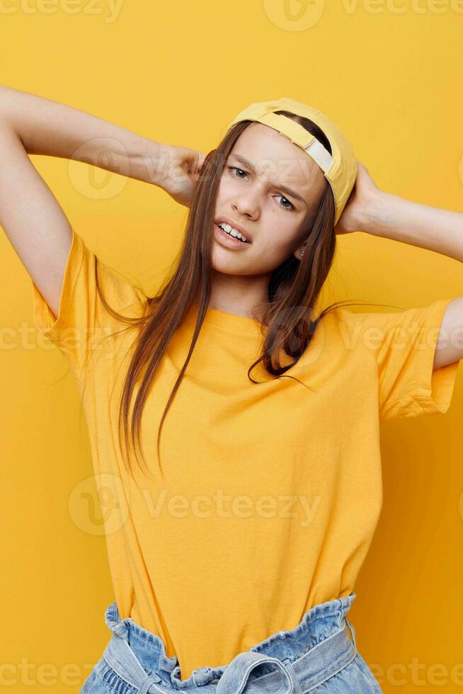 Foto Söt kvinna hand gest känslor sommar stil gul bakgrund