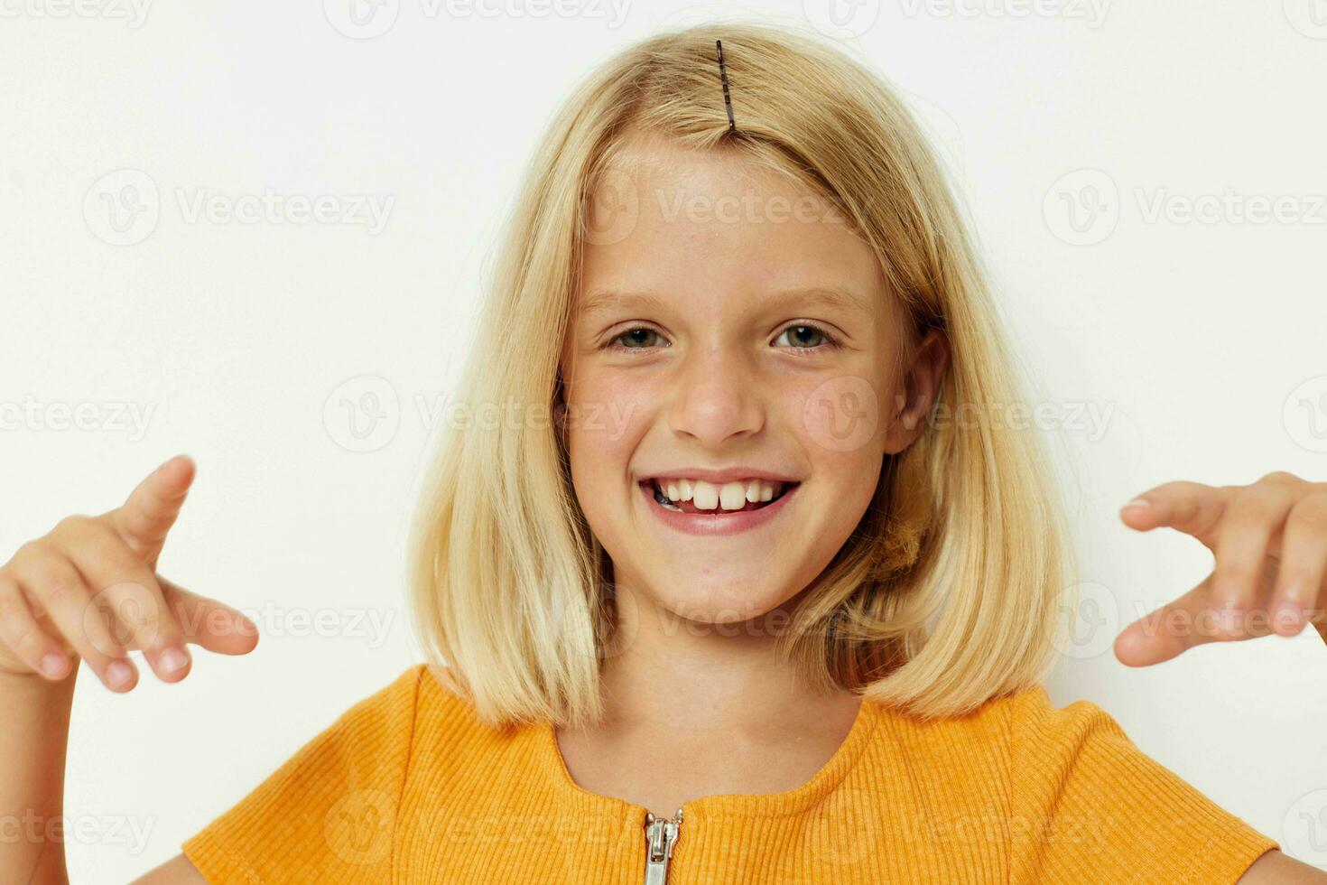 söt liten flicka med blond hår basera roligt barndom foto