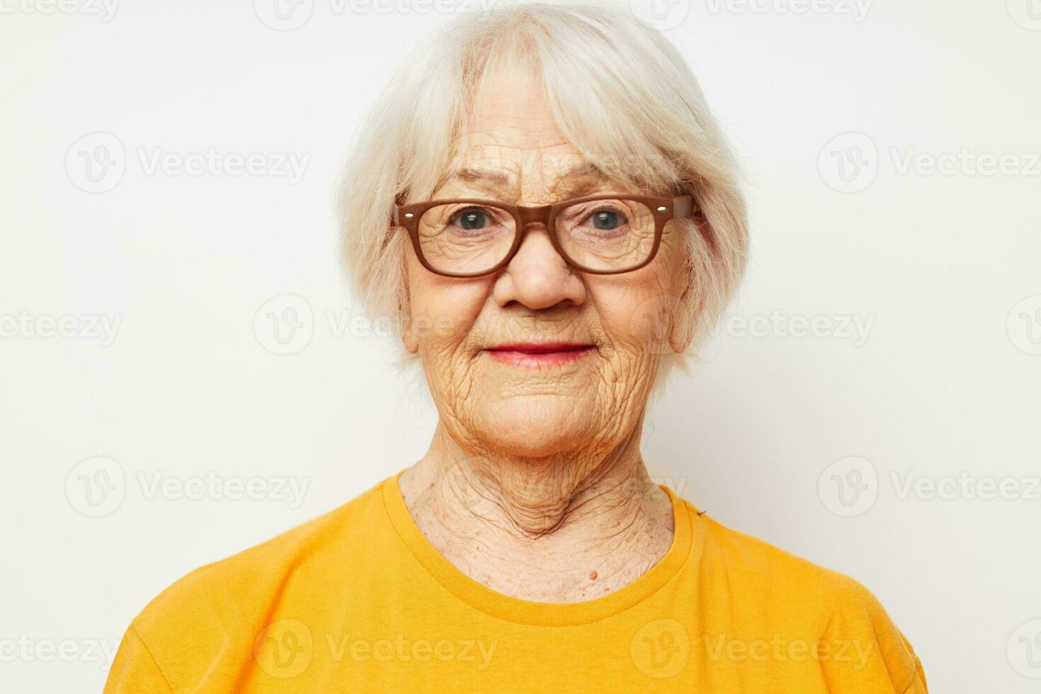 Foto av pensionerad gammal lady syn problem med glasögon isolerat bakgrund