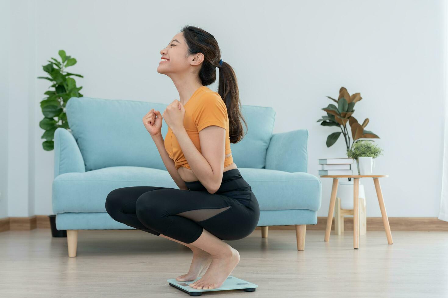 asiatisk kvinnor Lycklig resultat av diet. skön form. kvinna ha en nedsatt midja storlek efter under gående en vikt förlust corse. kan inte ha på sig jean på grund av till vikt förlust. balans, kontrollera, rutiner, träning. foto