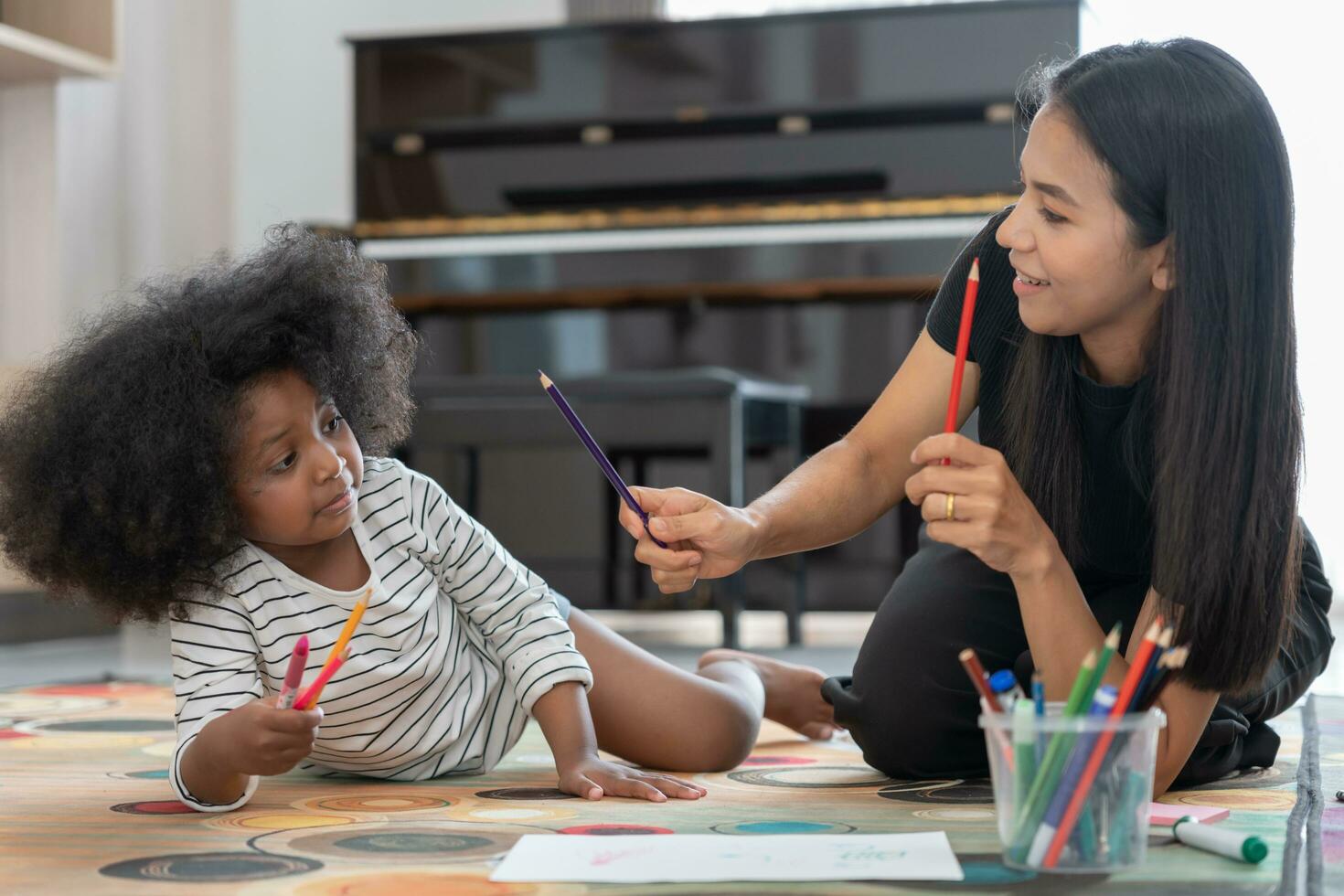 Lycklig Asien mor inlärning måla för liten flicka. familj är Lycklig och upphetsad i de hus. mor och dotter har roligt utgifterna tid tillsammans. Semester, aktivitet, verkställande fungera, iq, ekv foto