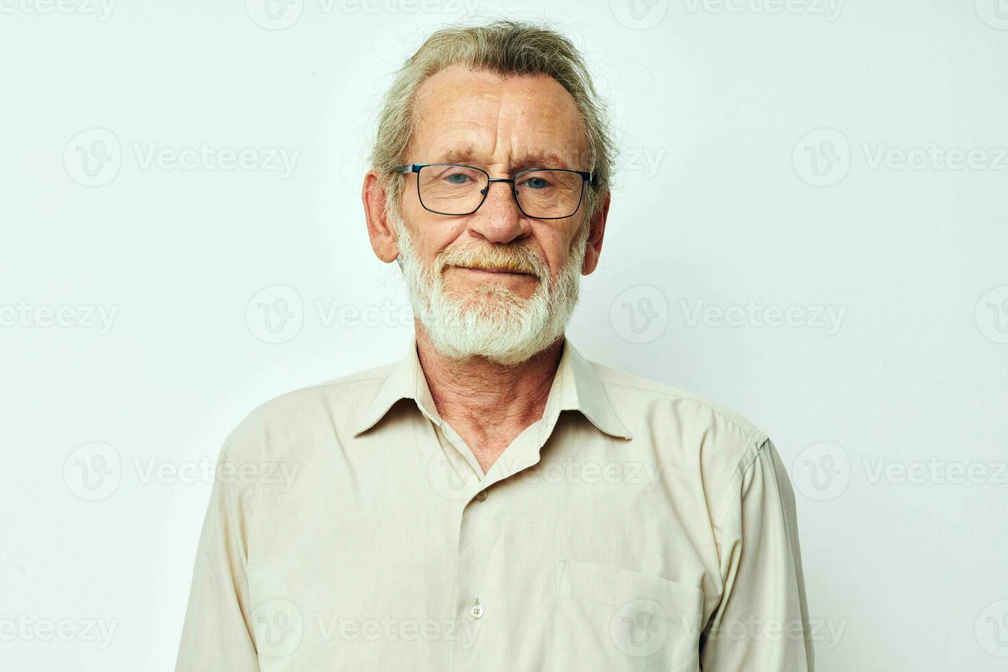 porträtt av Lycklig senior man bär glasögon i shirts ljus bakgrund foto