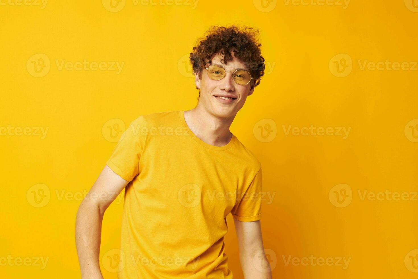 kille med röd lockigt hår ungdom stil glasögon studio tillfällig ha på sig gul bakgrund oförändrad foto