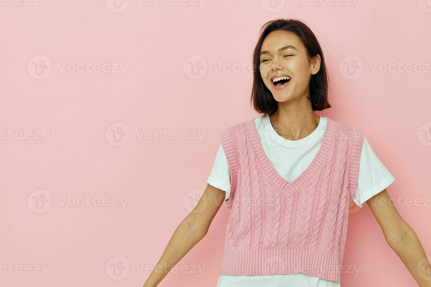 ung kvinna i en rosa väst Framställ tillfällig ha på sig livsstil oförändrad foto