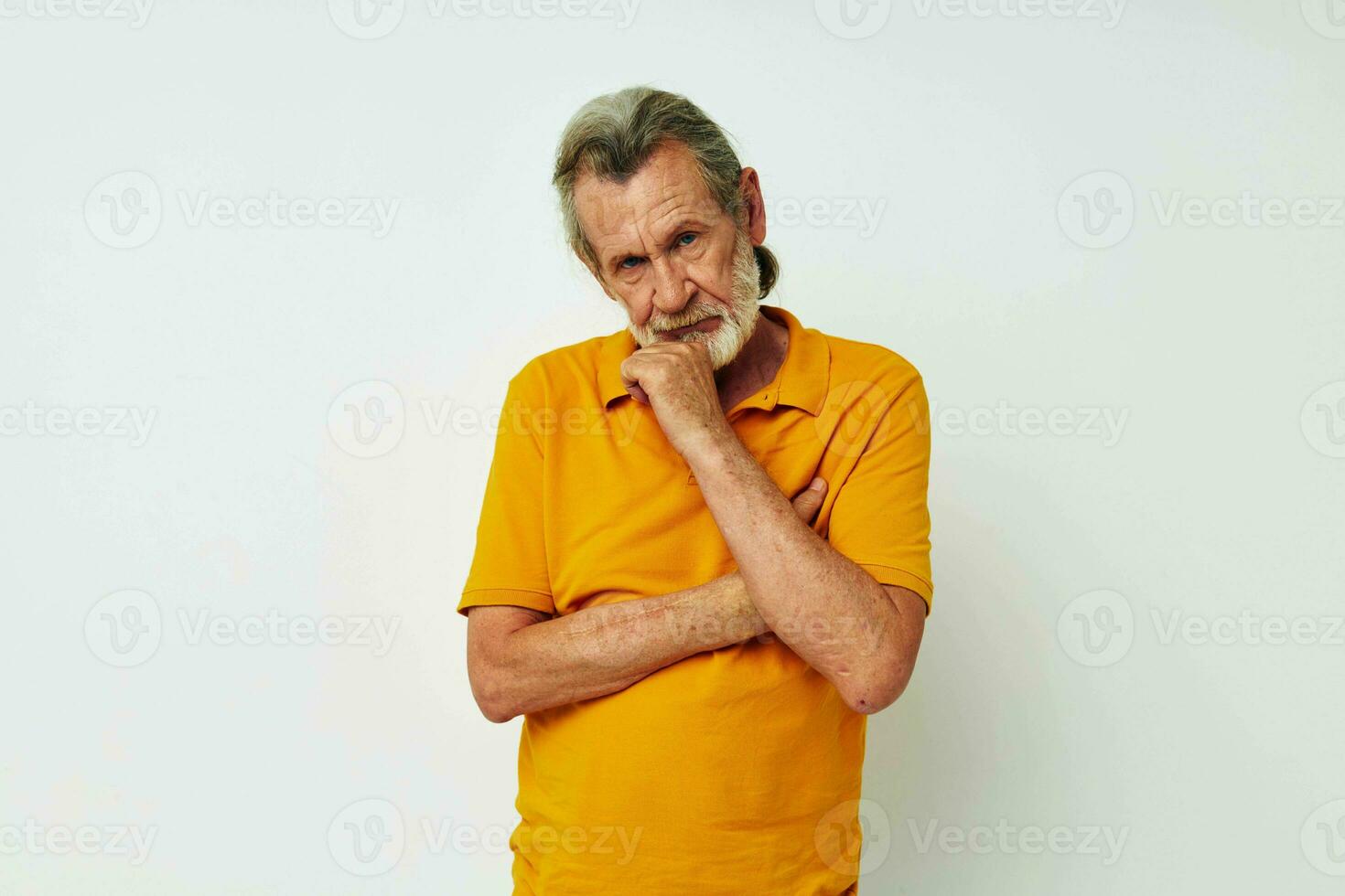 gammal man med en grå skägg känsla gester händer svartvit skott foto