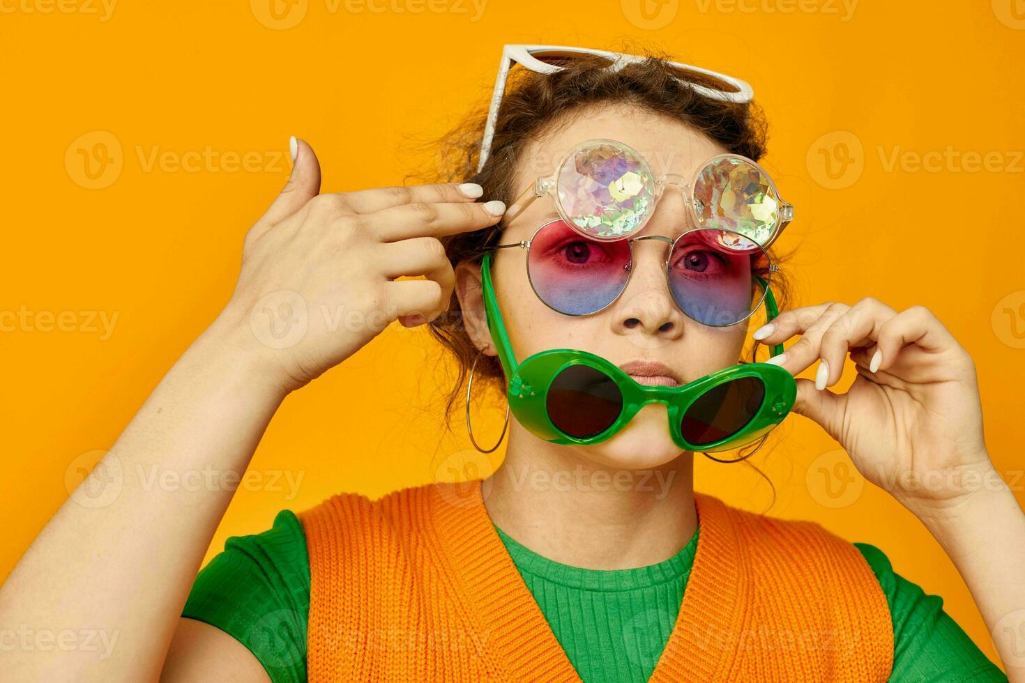 glad kvinna orange tröjor solglasögon flerfärgad glasögon tillförsel gul bakgrund oförändrad foto