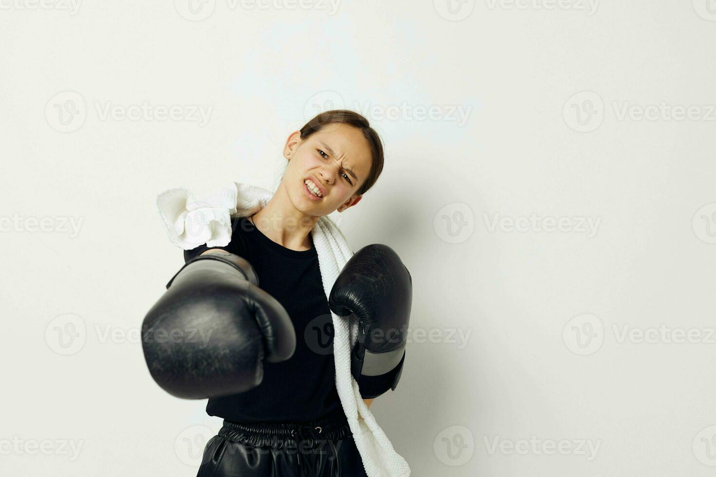 atletisk kvinna i boxning handskar i svart byxor och en t-shirt isolerat bakgrund foto