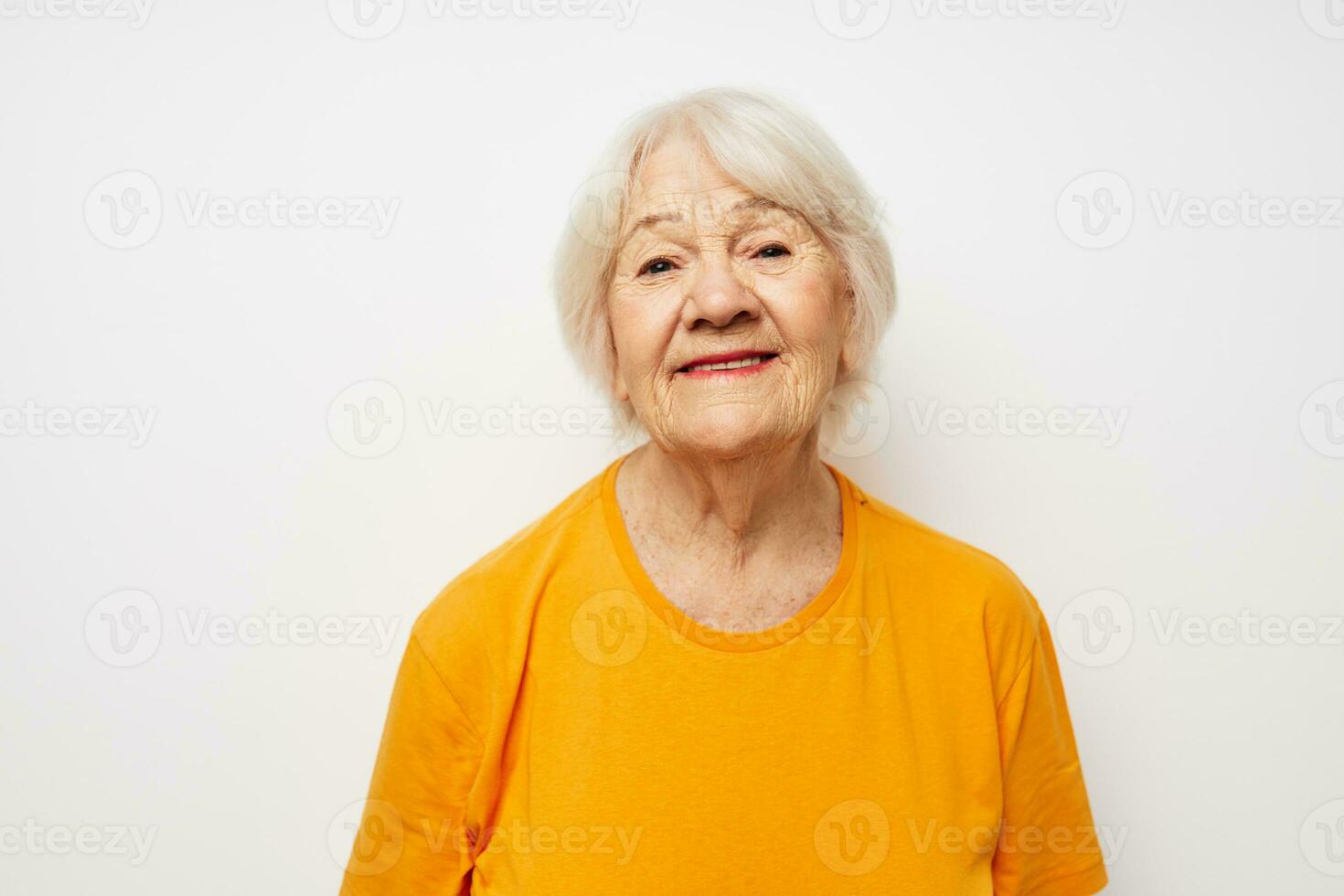 porträtt av ett gammal vänlig kvinna innehav en glas av vatten hälsa närbild känslor foto