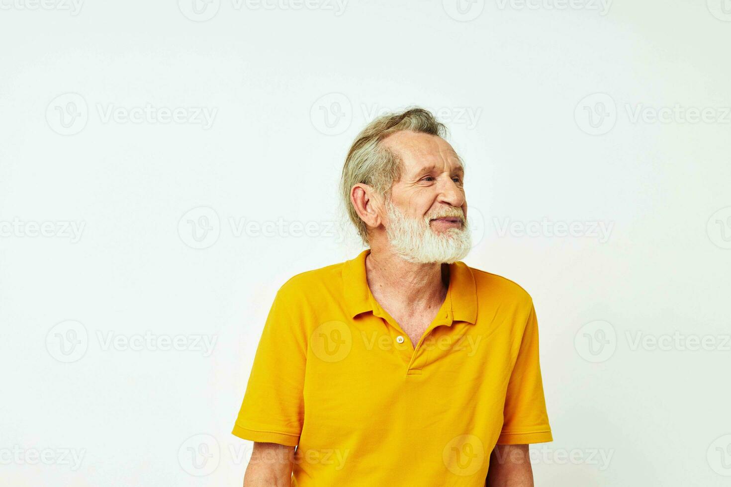 porträtt av Lycklig senior man med en grå skägg känsla gester händer svartvit skott foto