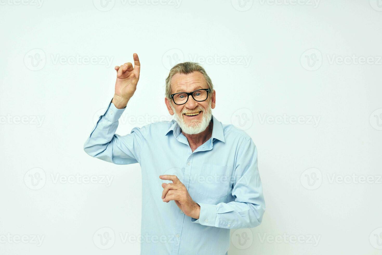 Foto av pensionerad gammal man i skjorta och glasögon Framställ känslor ljus bakgrund