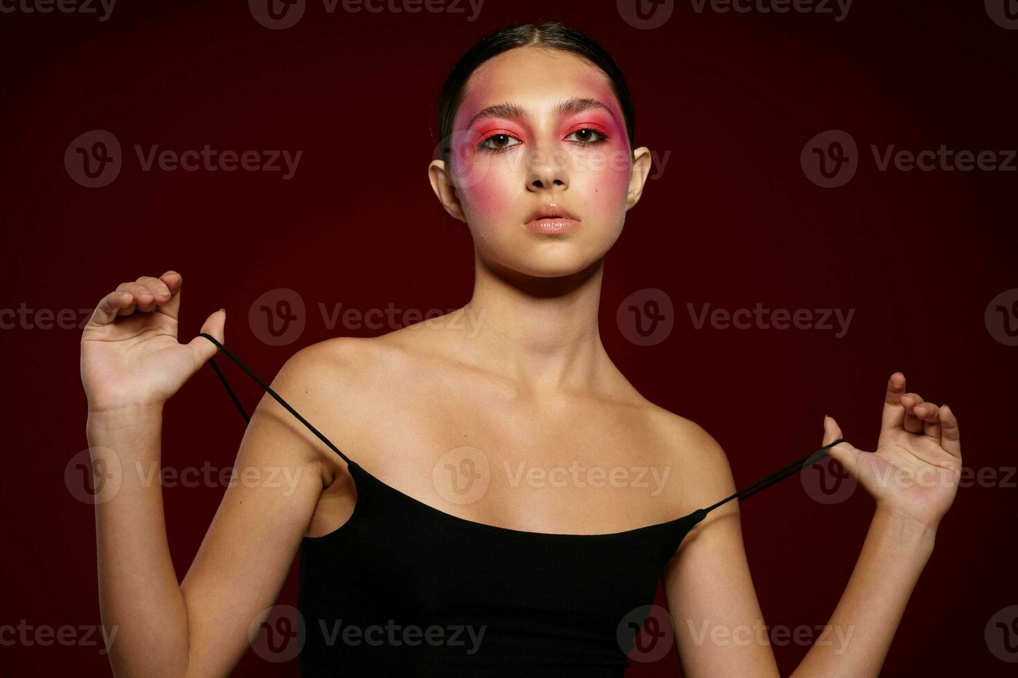 skönhet mode kvinna gest händer Framställ lyx kosmetika rosa bakgrund oförändrad foto