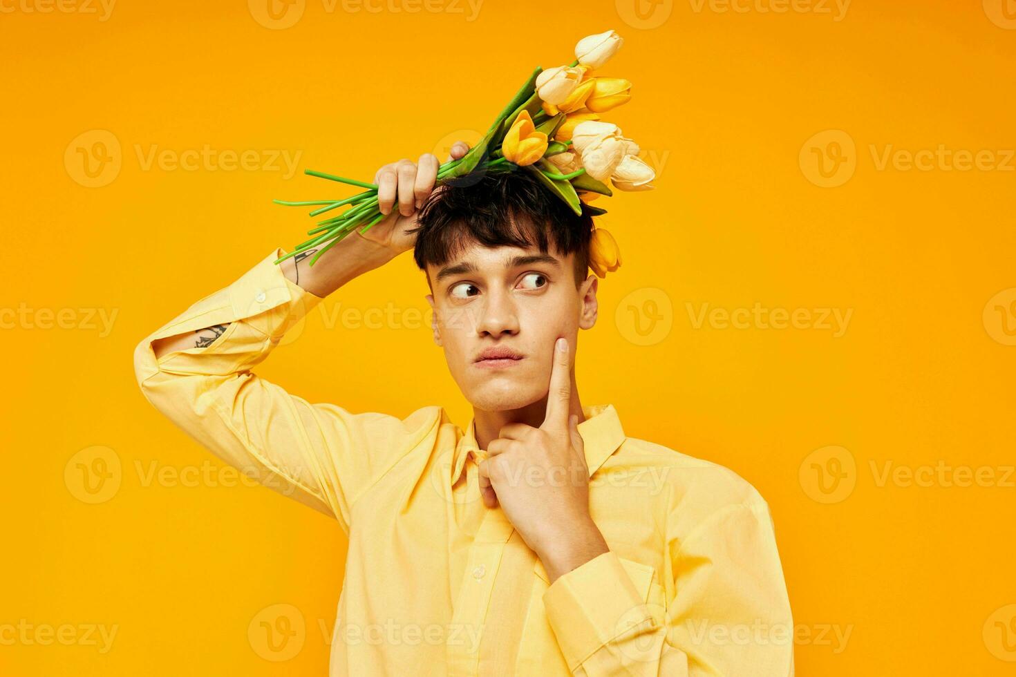 Söt man ge blommor ha på sig glasögon gul skjorta isolerat bakgrund oförändrad foto