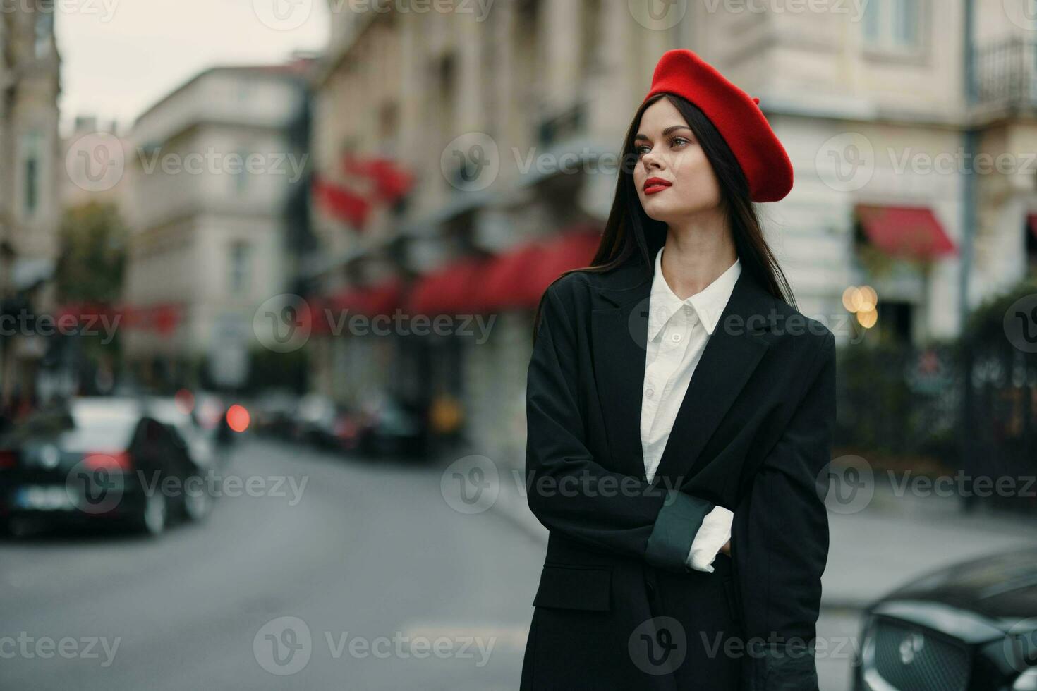 mode kvinna porträtt stående på de gata i främre av de stad i eleganta kläder med röd mun och röd basker, resa, filmiska Färg, retro årgång stil, urban mode livsstil. foto