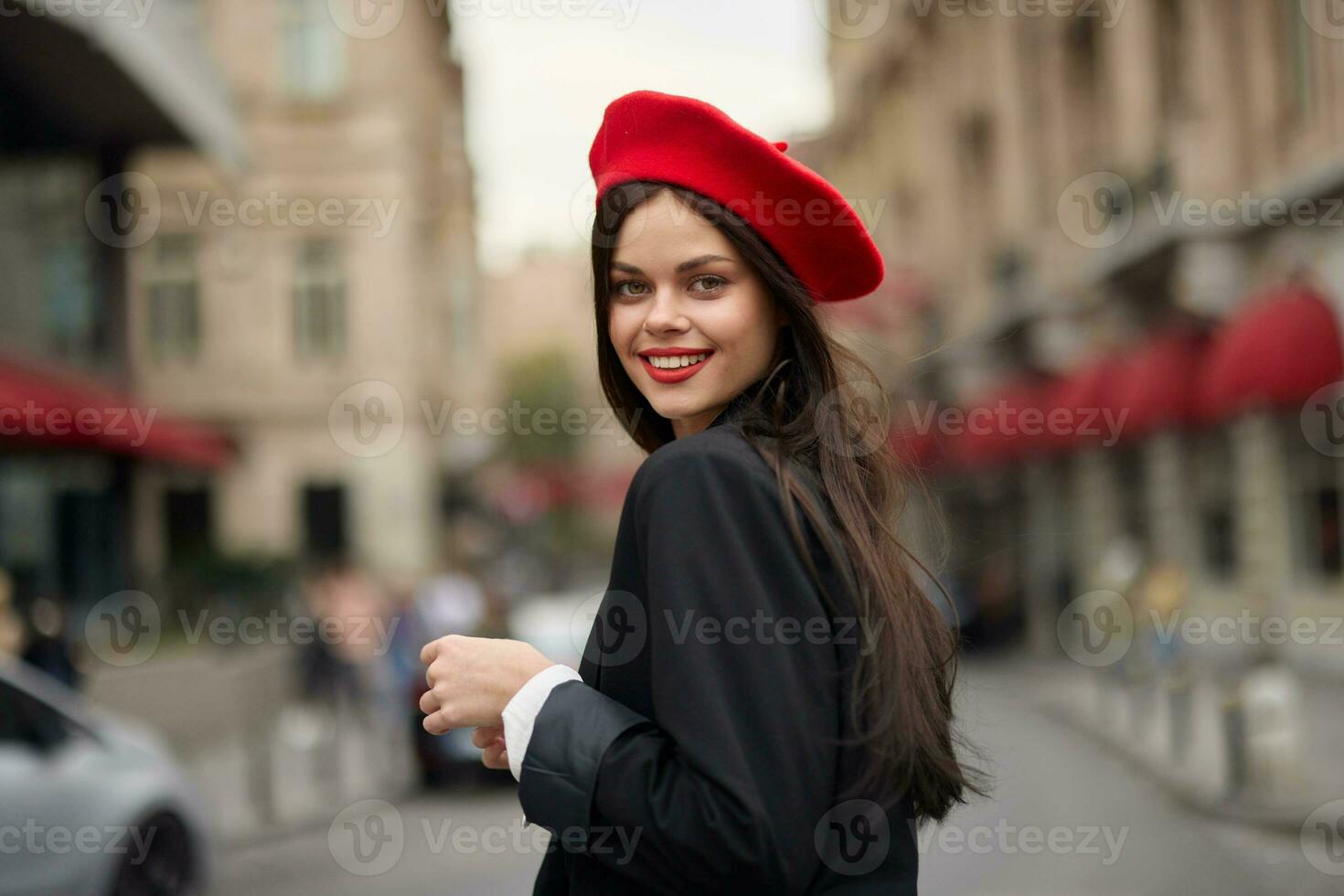 mode kvinna leende med tänder stående på de gata i främre av de stad turist i eleganta kläder med röd mun och röd basker, resa, filmiska Färg, retro årgång stil, urban mode. foto