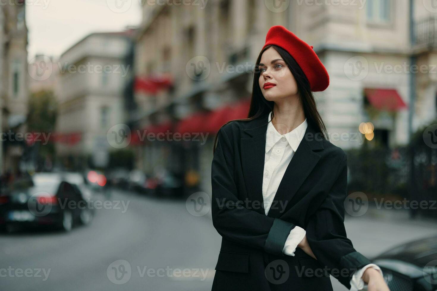 mode kvinna porträtt stående på de gata i främre av de stad i eleganta kläder med röd mun och röd basker, resa, filmiska Färg, retro årgång stil, urban mode livsstil. foto