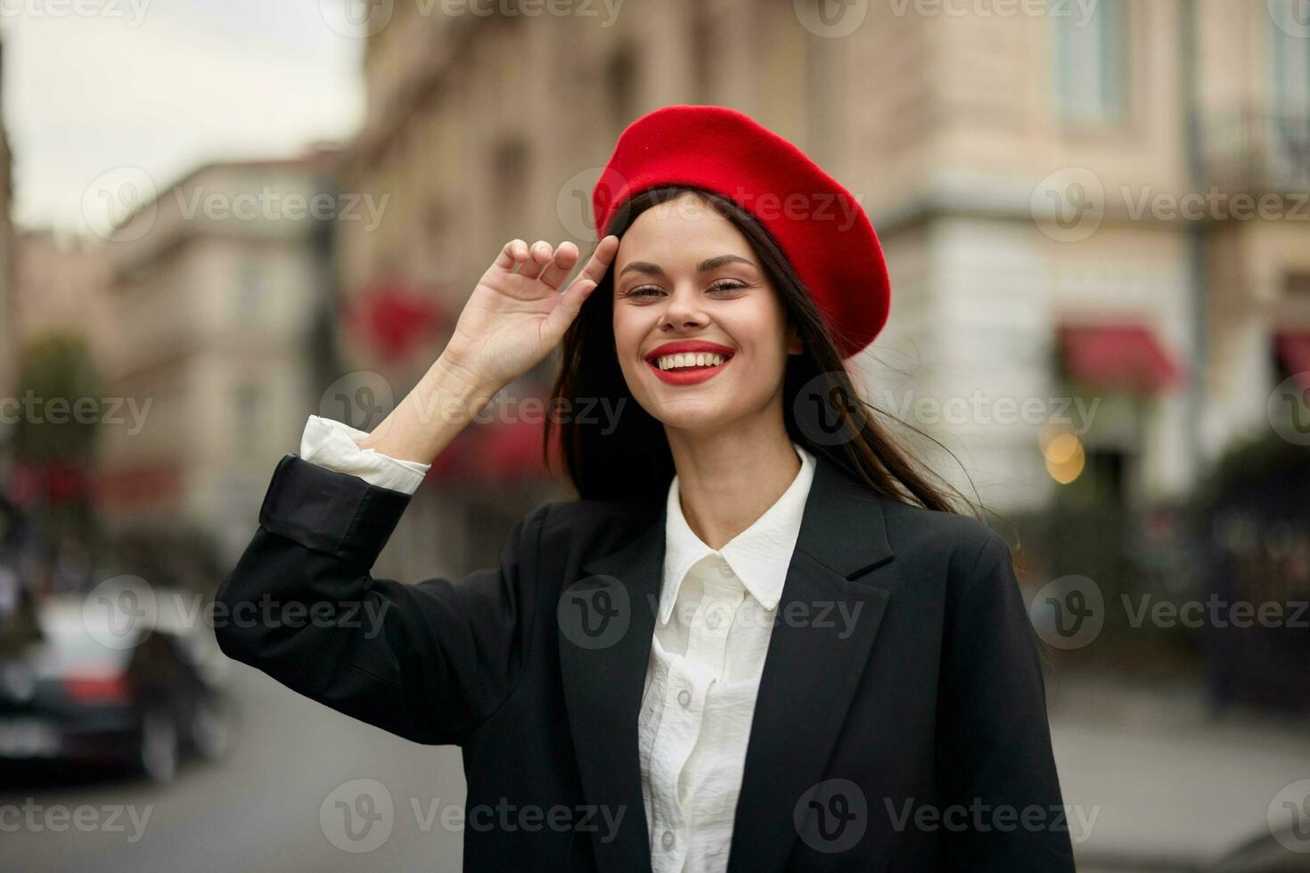 mode kvinna porträtt leende med tänder stående på de gata i främre av de stad turist i eleganta kläder med röd mun och röd basker, resa, filmiska Färg, retro årgång stil, urban mode. foto