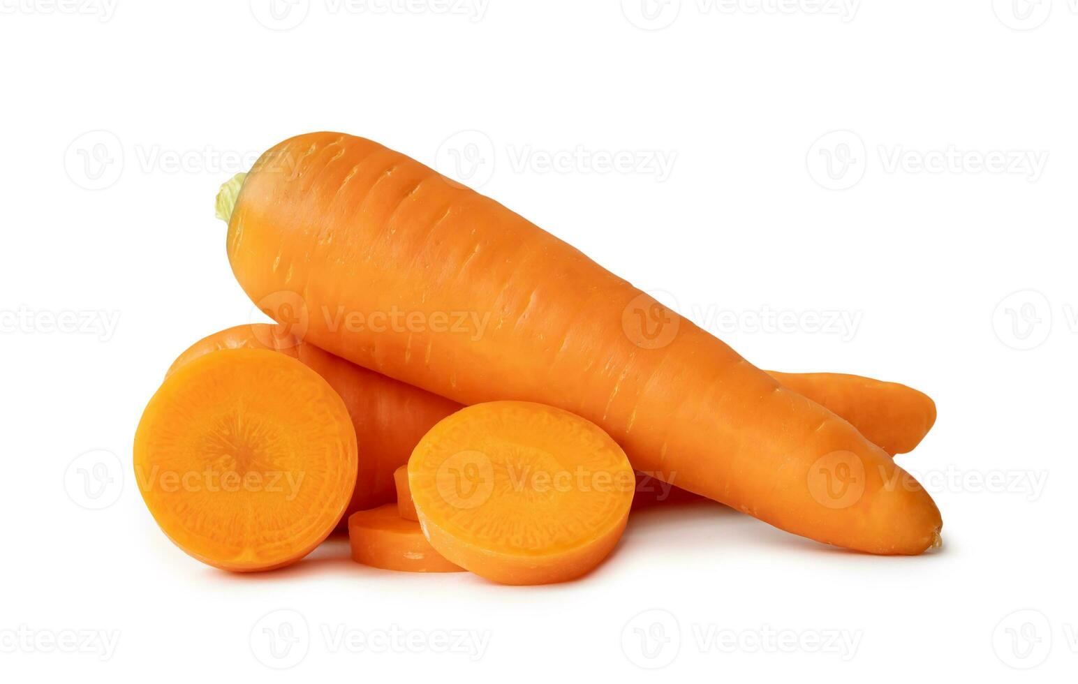 två färsk orange morötter med skivor i stack isolerat på vit bakgrund med klippning väg. stänga upp av friska vegetabiliska rot foto
