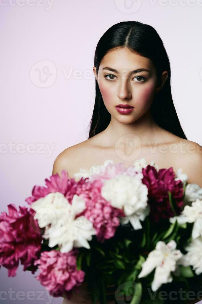 kvinna skönhet rosa porträtt rodna modell blomma smink ansikte flicka begrepp foto