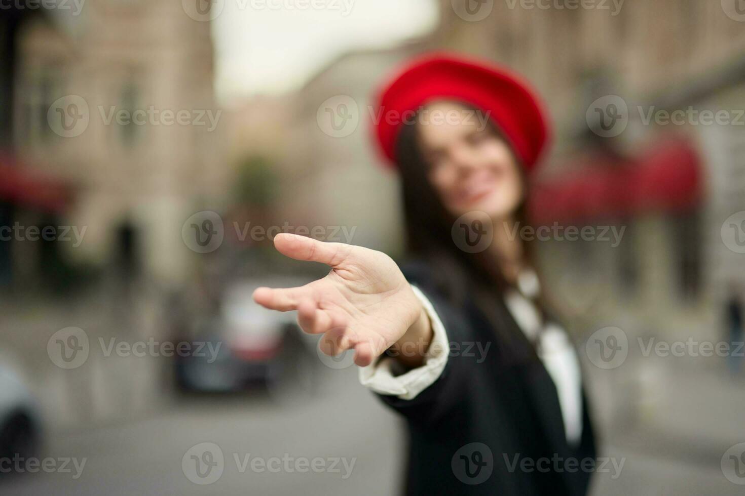 mode kvinna leende med tänder stående på de gata i främre av de stad turist Följ mig eleganta kläder med röd mun och röd basker, resa, filmiska Färg, retro årgång stil, urban mode. foto