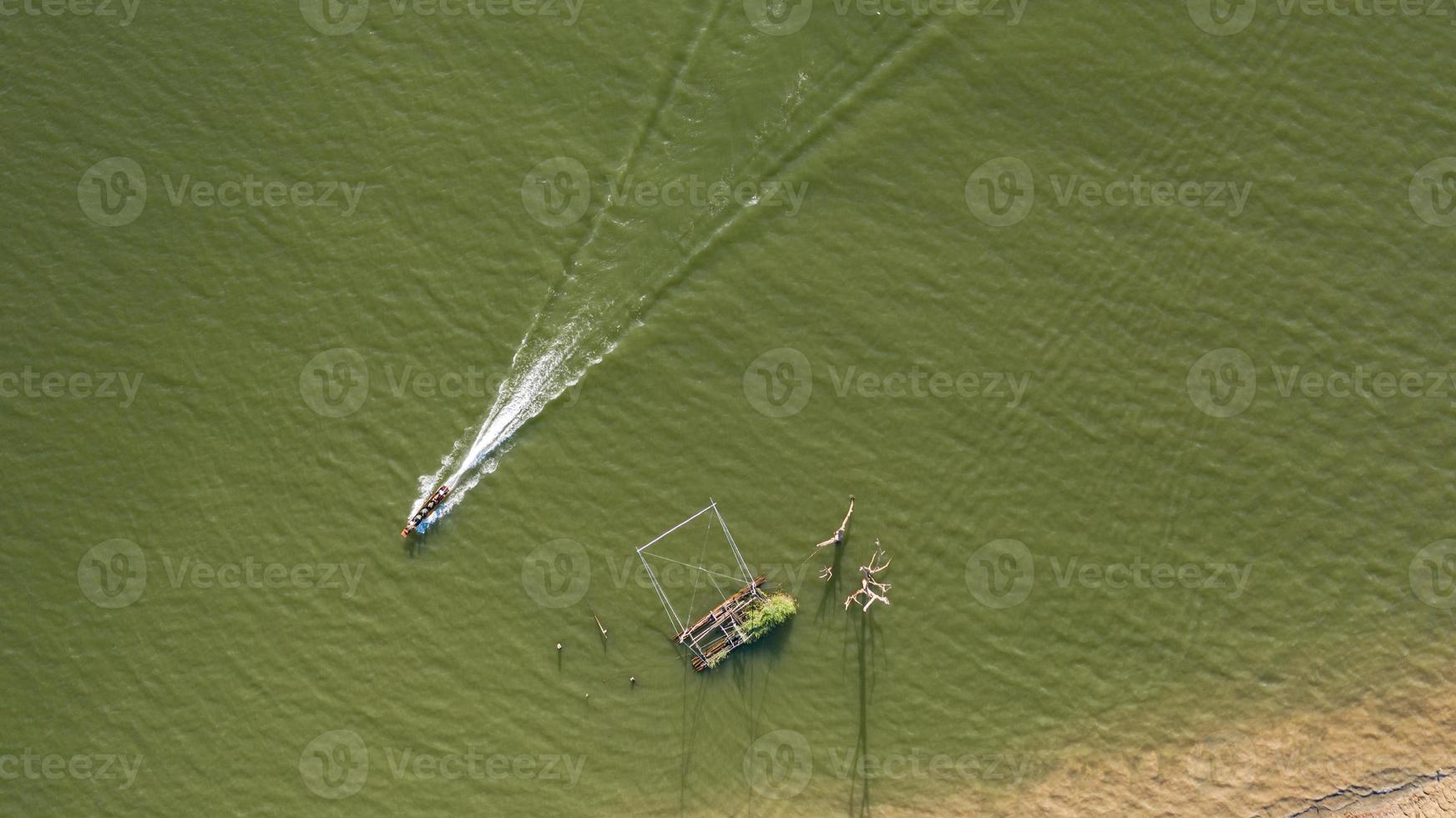 Flygfoto ovanifrån av turnébåt vid sangklaburi i Kanchanaburi-provinsen Thailand foto