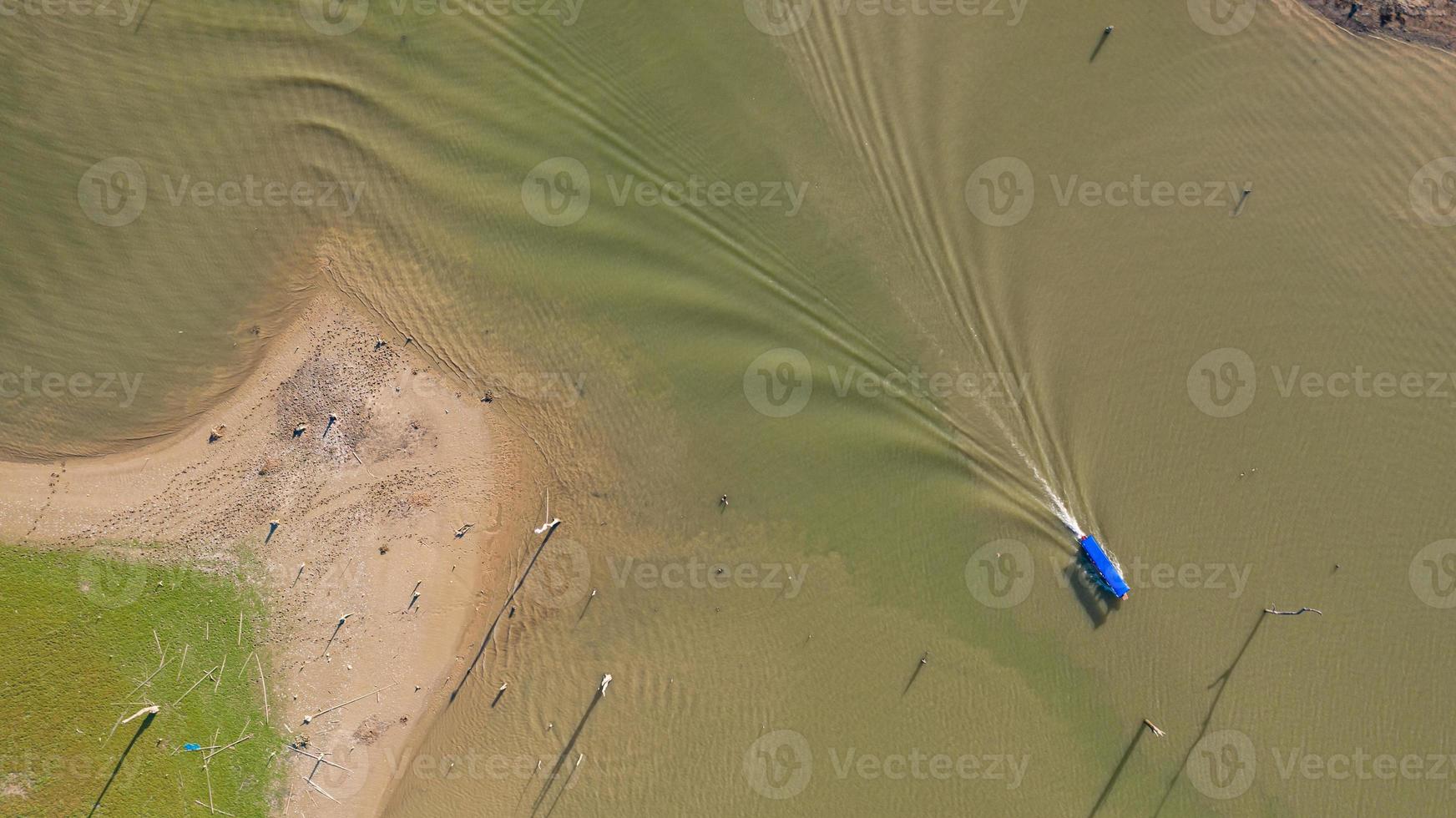 Flygfoto ovanifrån av turnébåt vid sangklaburi i Kanchanaburi-provinsen Thailand foto