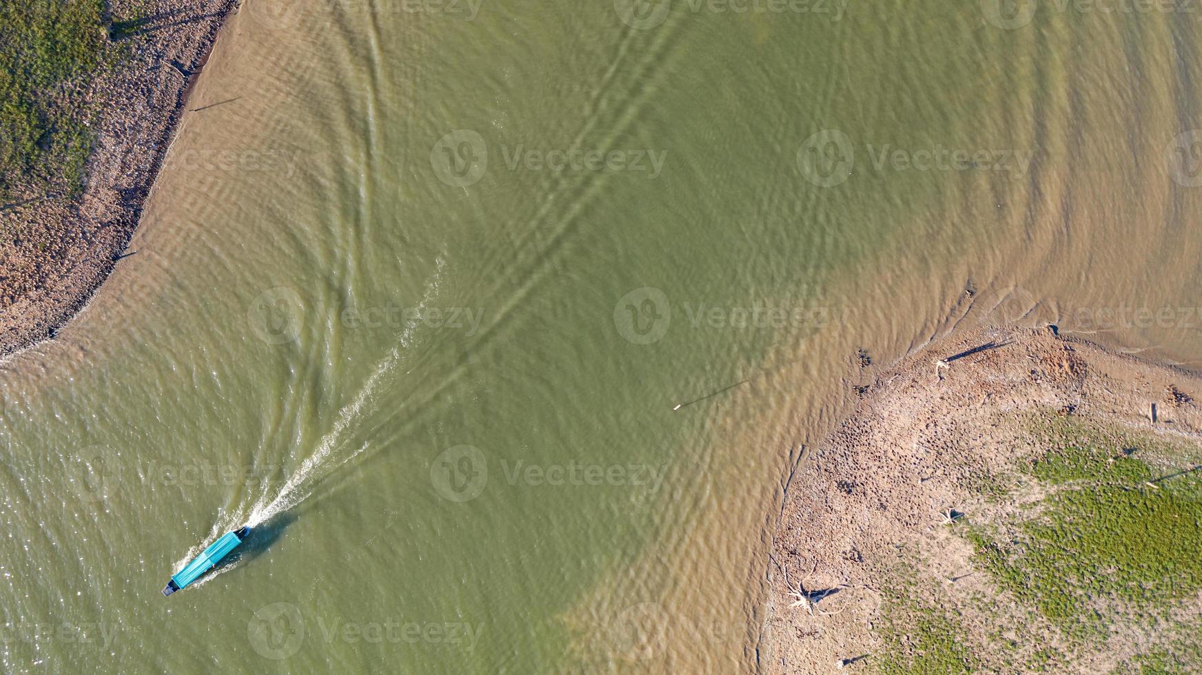 Flygfoto ovanifrån av turnébåt vid sangklaburi i Kanchanaburi-provinsen Thailand foto