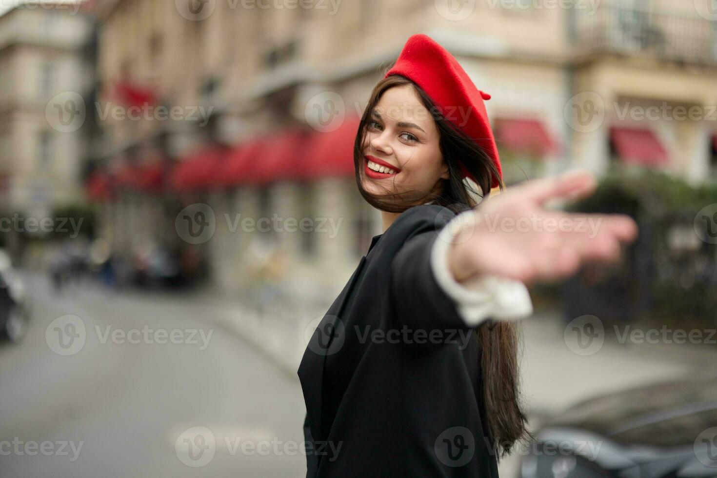 mode kvinna leende med tänder stående på de gata i främre av de stad turist Följ mig eleganta kläder med röd mun och röd basker, resa, filmiska Färg, retro årgång stil, urban mode. foto