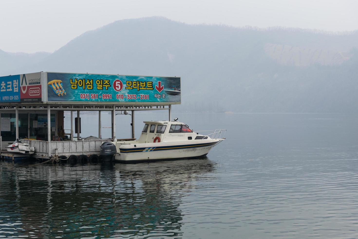 gangwon-do, korea 2016 - passagerarfartyg för turister över hela ön foto