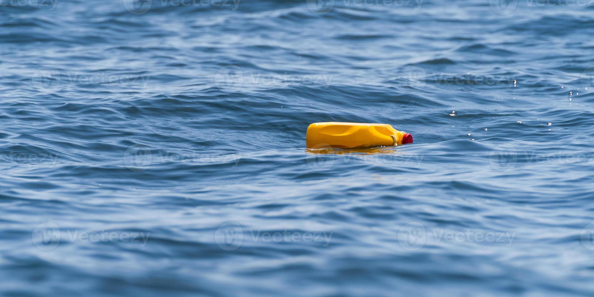 plastflaskor på havet foto