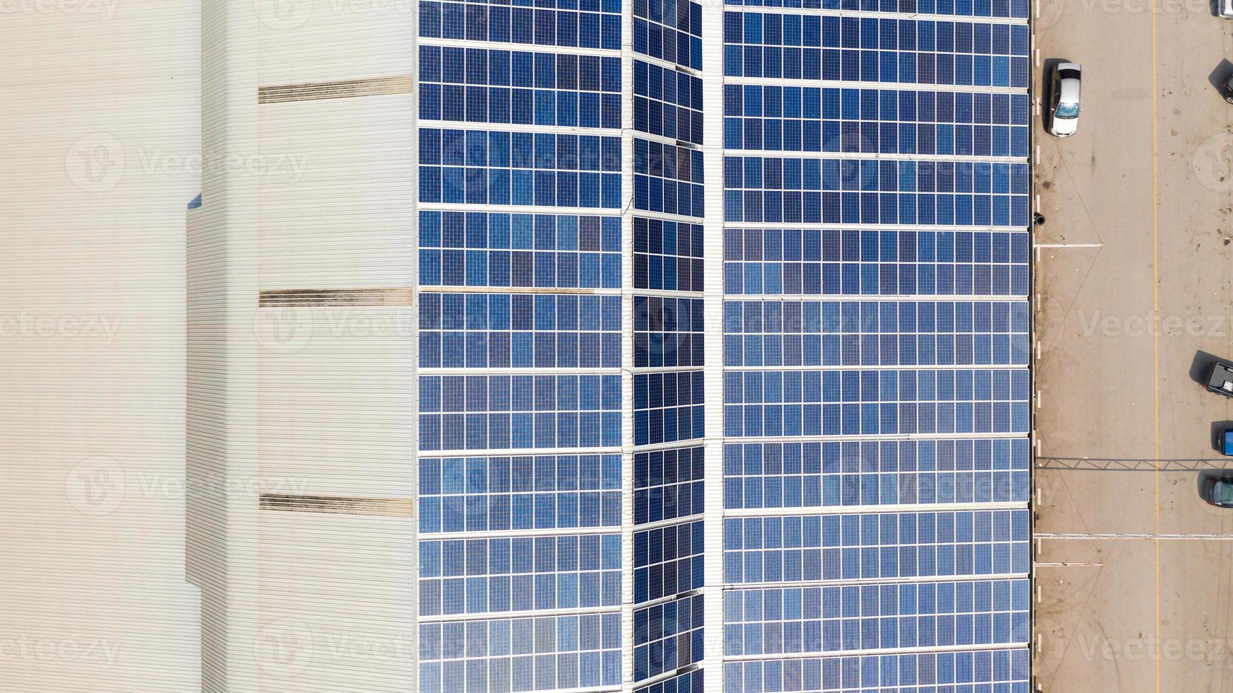Flygfoto ovanifrån av solcellerna på taket foto