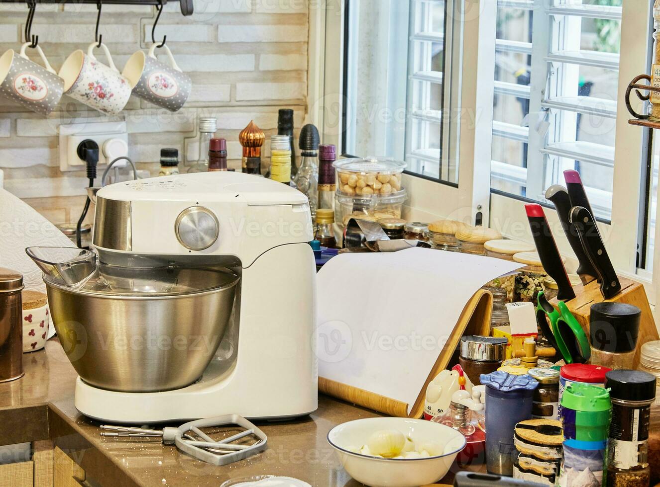 Hem kök med arbetssätt mixer och matlagning Ingredienser foto