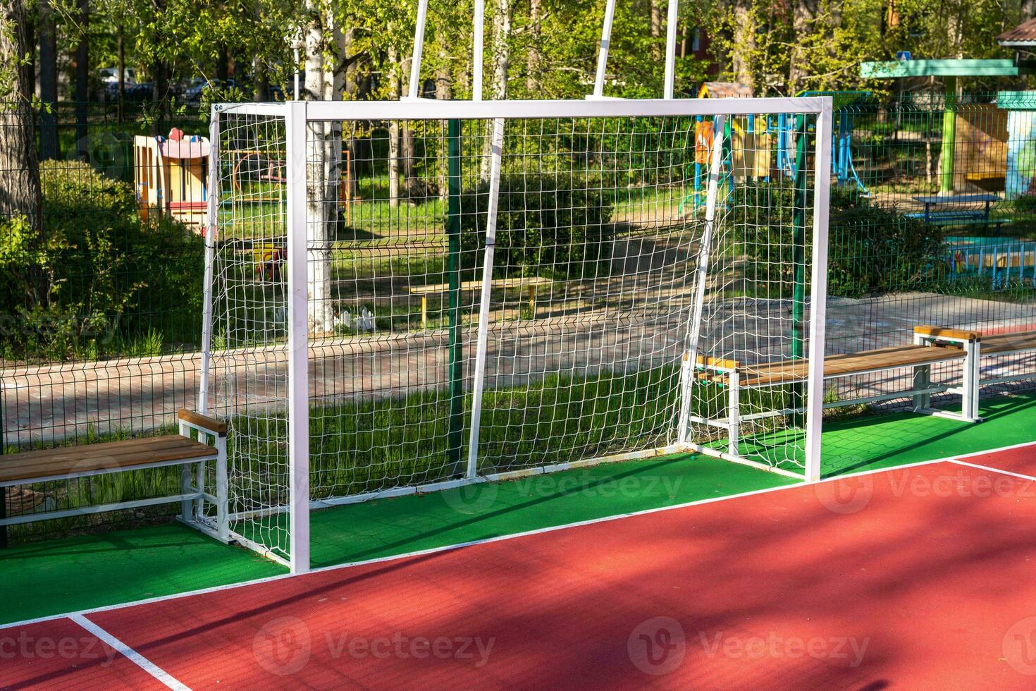 fotboll grindar på de fotboll fält av en förskola institution foto