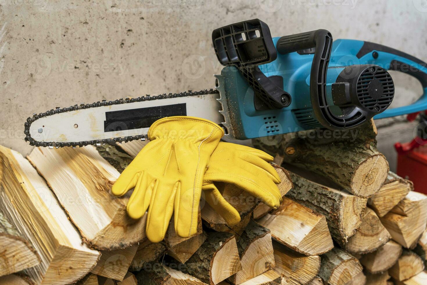 elektrisk kedja fick syn på och skyddande läder arbete handskar foto