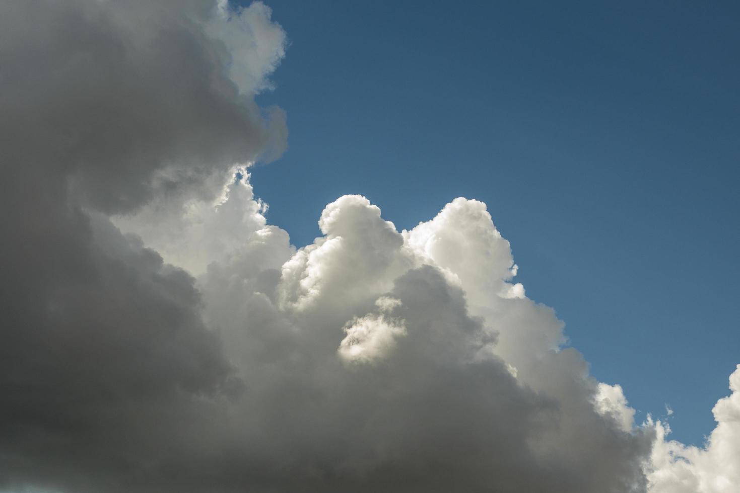 bakgrund av sommarvita moln mot blå himmel foto