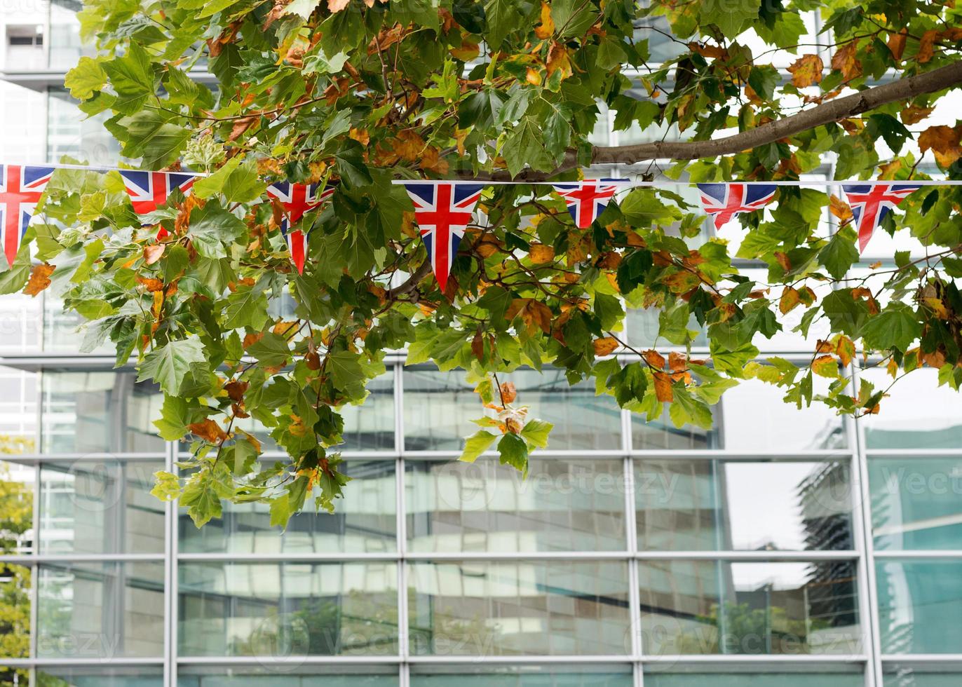 brittiska flaggor i en stad foto