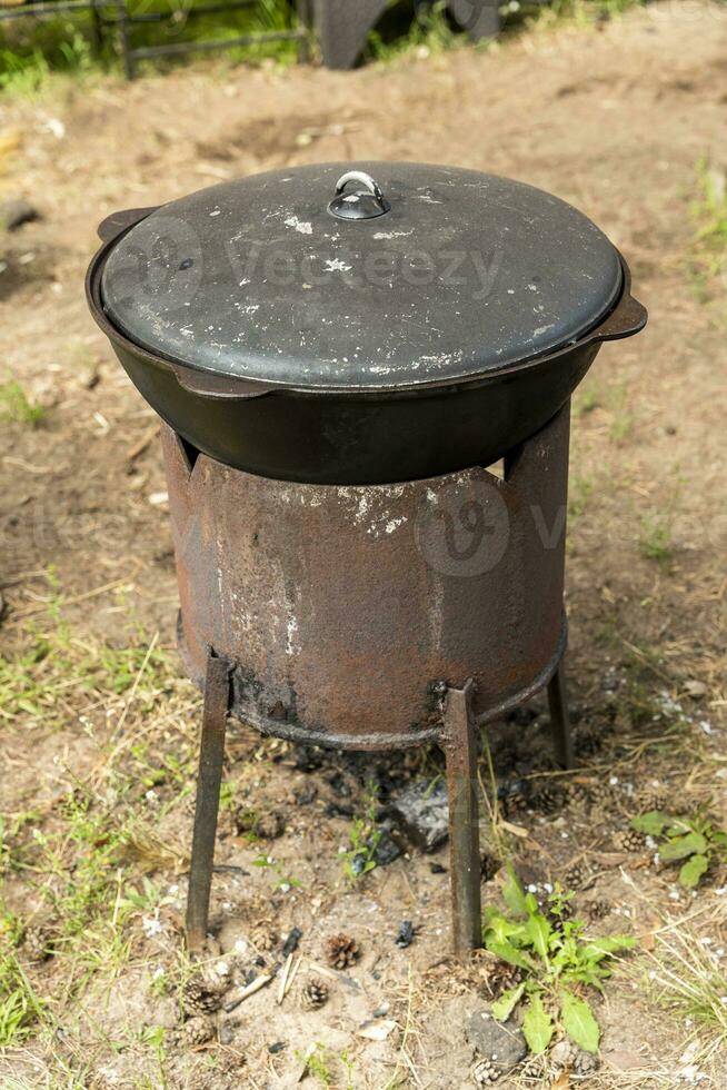 en kittel för matlagning utomhus. traditioner av de öster. matlagning pilaff foto