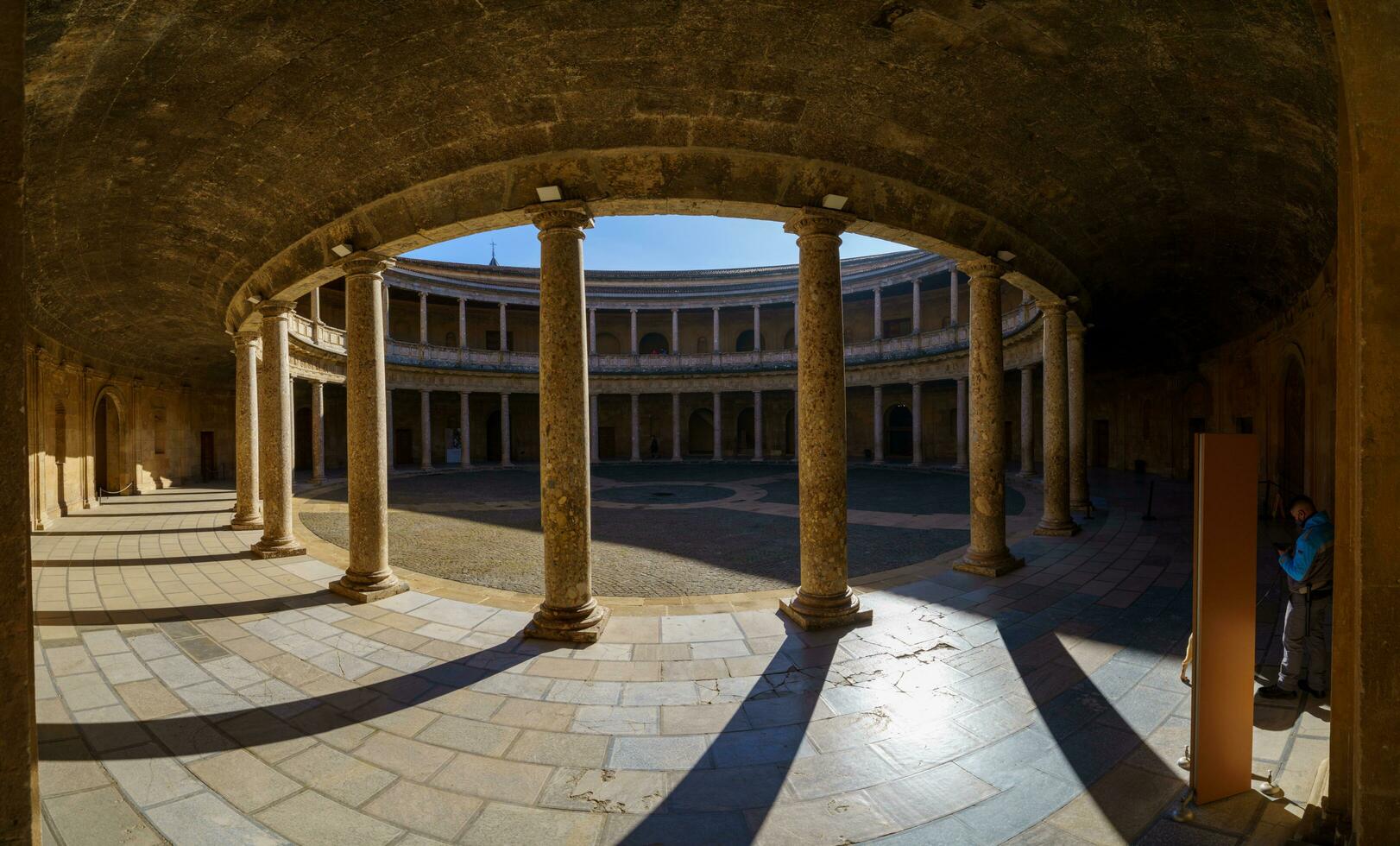 granada, spanien, december 13: e 2020. gård av de palats av carlos v i de alhambra i granada foto