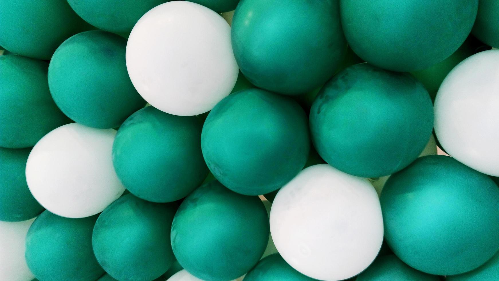 gröna och vita ballonger bakgrund foto