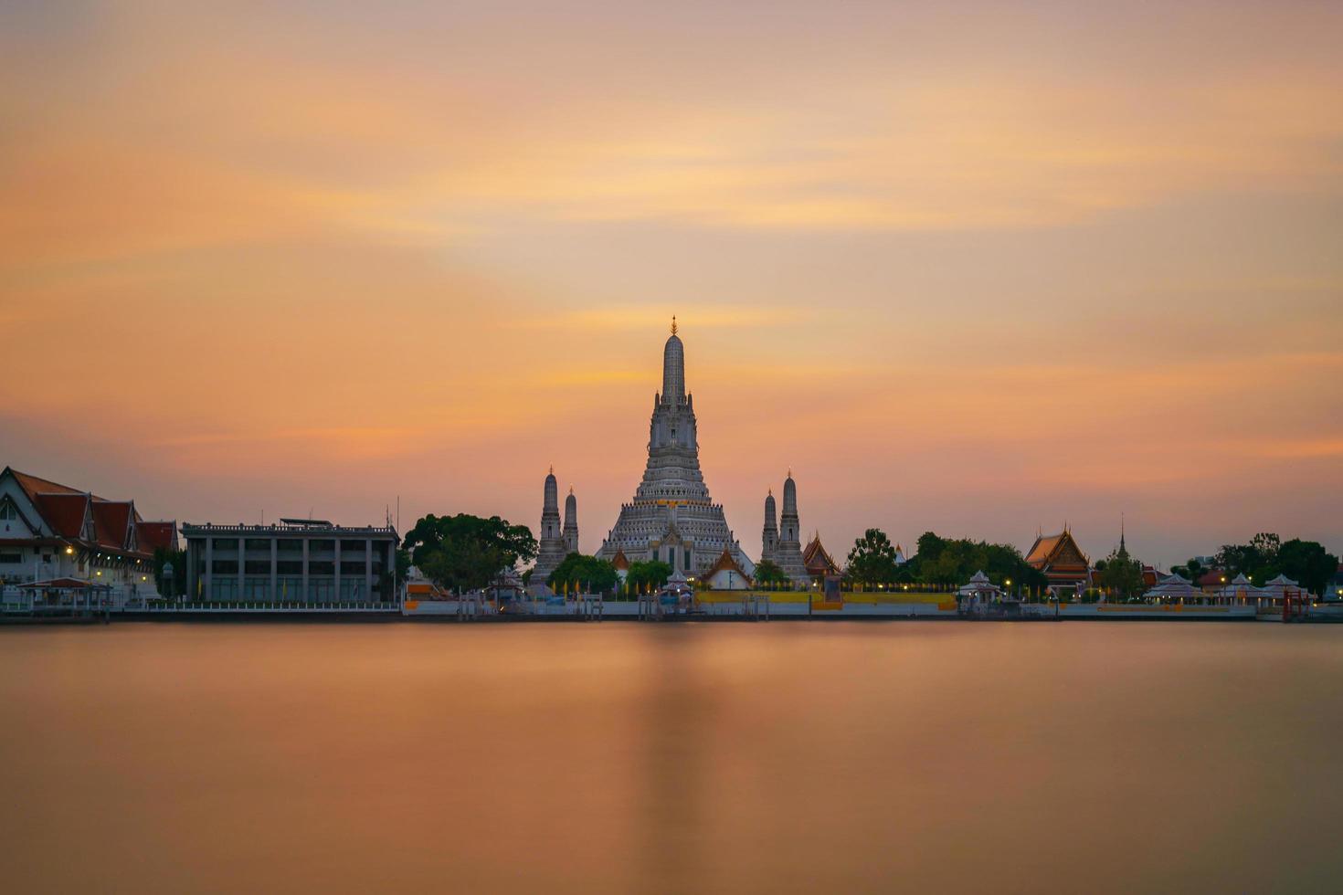 wat arun ratchawaram ratchaworamawihan vid solnedgången skymninghimmel bangkok thailand foto