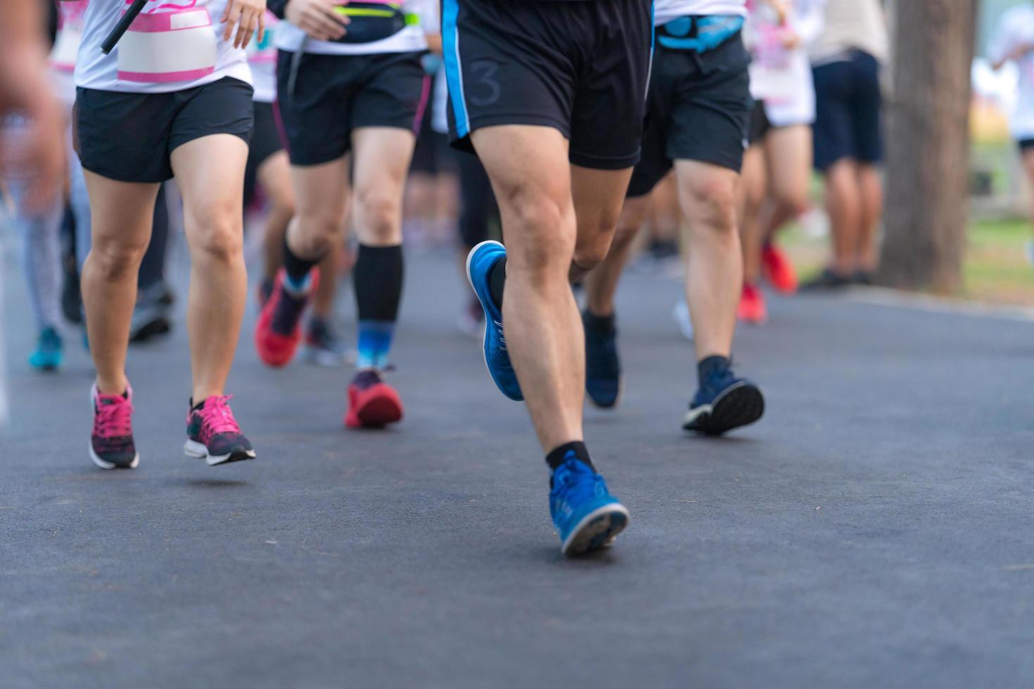 maraton kör människor fötter på väg i ljuset vid gryningen foto