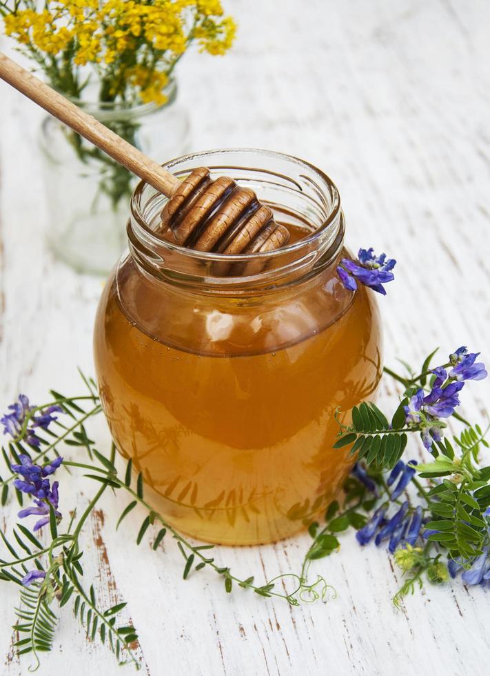 honung och vilda blommor foto