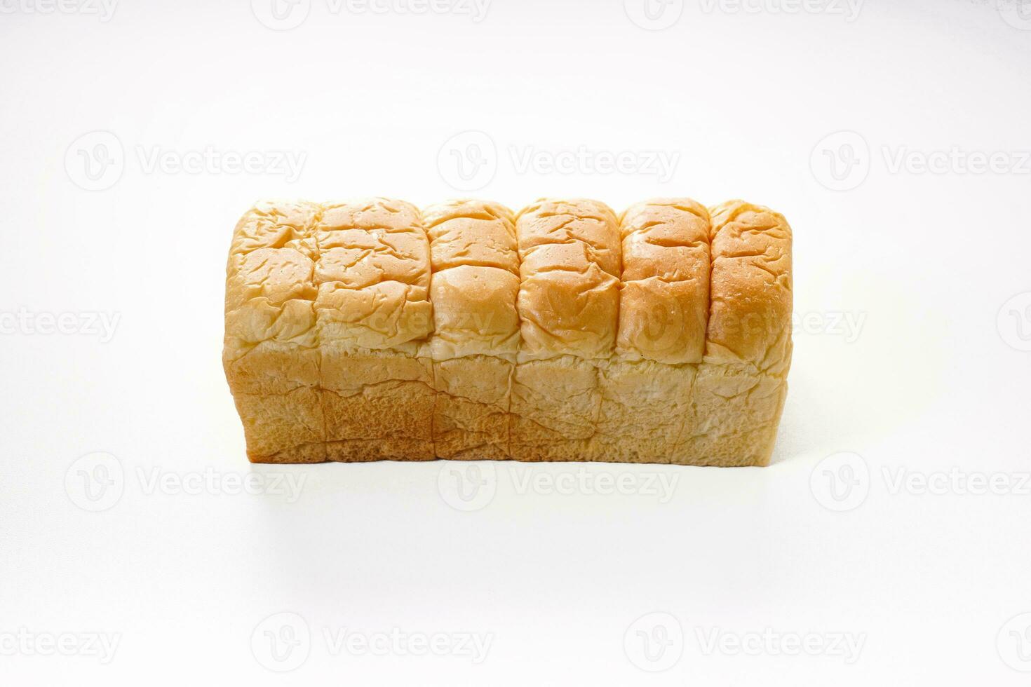 färsk bakad brioche mjuk och fluffig bulle vit bröd eller mjölk bröd. isolerat vit bakgrund foto