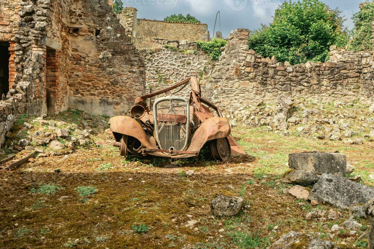 gammal rostig bilar vänster Bakom i oradour-sur-gllane, Frankrike. foto