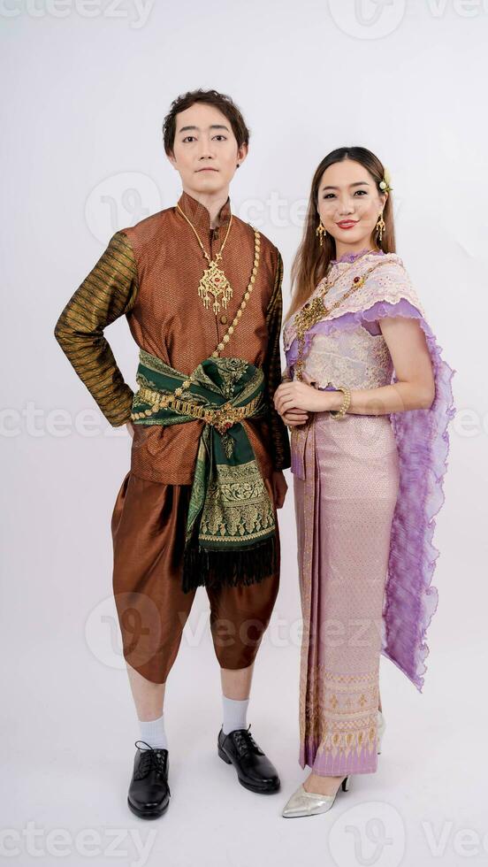 asiatisk kvinnor och män i traditionell thai kostym leende isolerat på vit bakgrund, thailand traditionell kultur foto