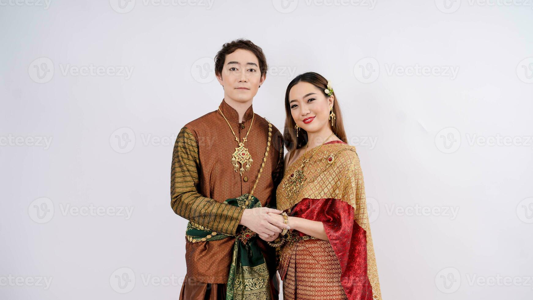 lyx porträtt av asiatisk kvinnor och män i traditionell thai kostym leende isolerat på vit bakgrund, thailand traditionell kultur foto