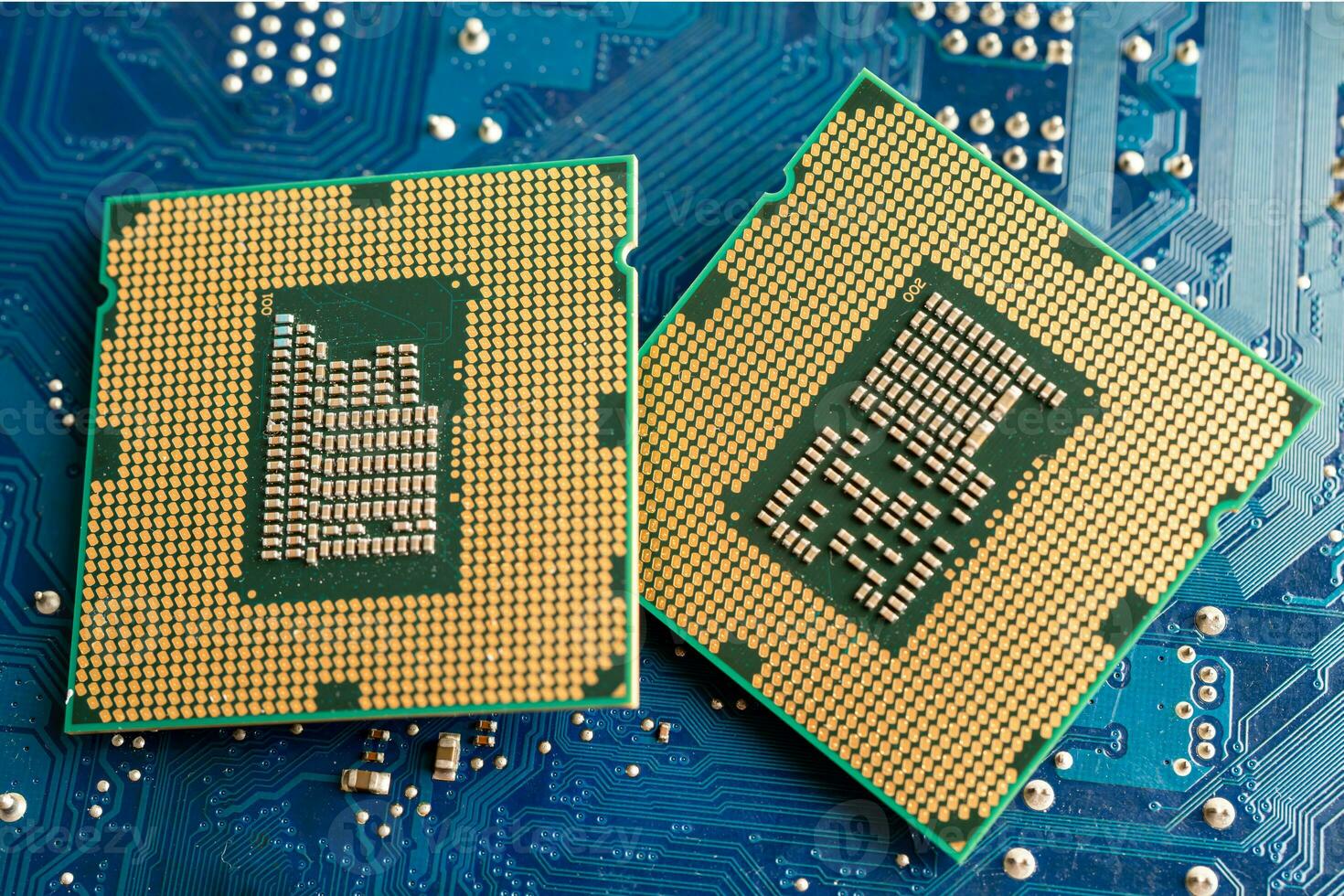 cpu, centralprocessorenhet chipchip på kretskort i pc och bärbar datorteknik. foto