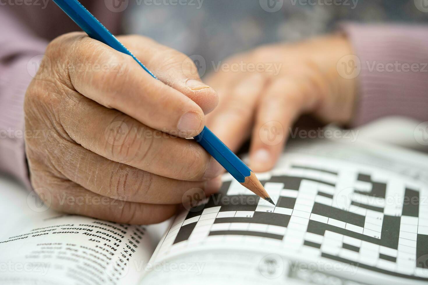 alzheimers sjukdom annons, asiatisk äldre kvinna spelar sudoku pussel spel till öva hjärna Träning för demens förebyggande. foto