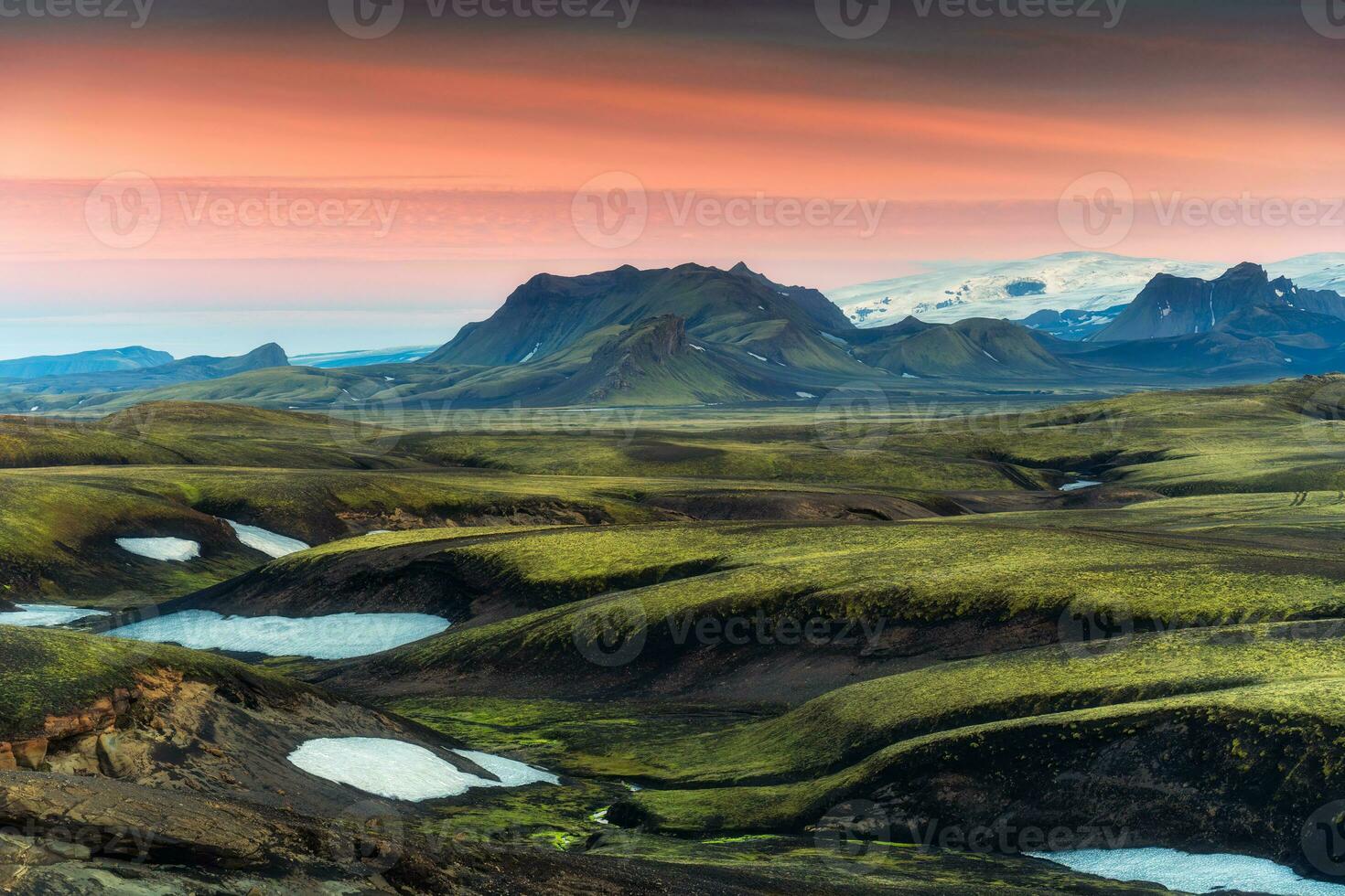 landskap av vulkanisk berg kulle i avlägsen vildmark på lava fält i de solnedgång på highlands av island foto