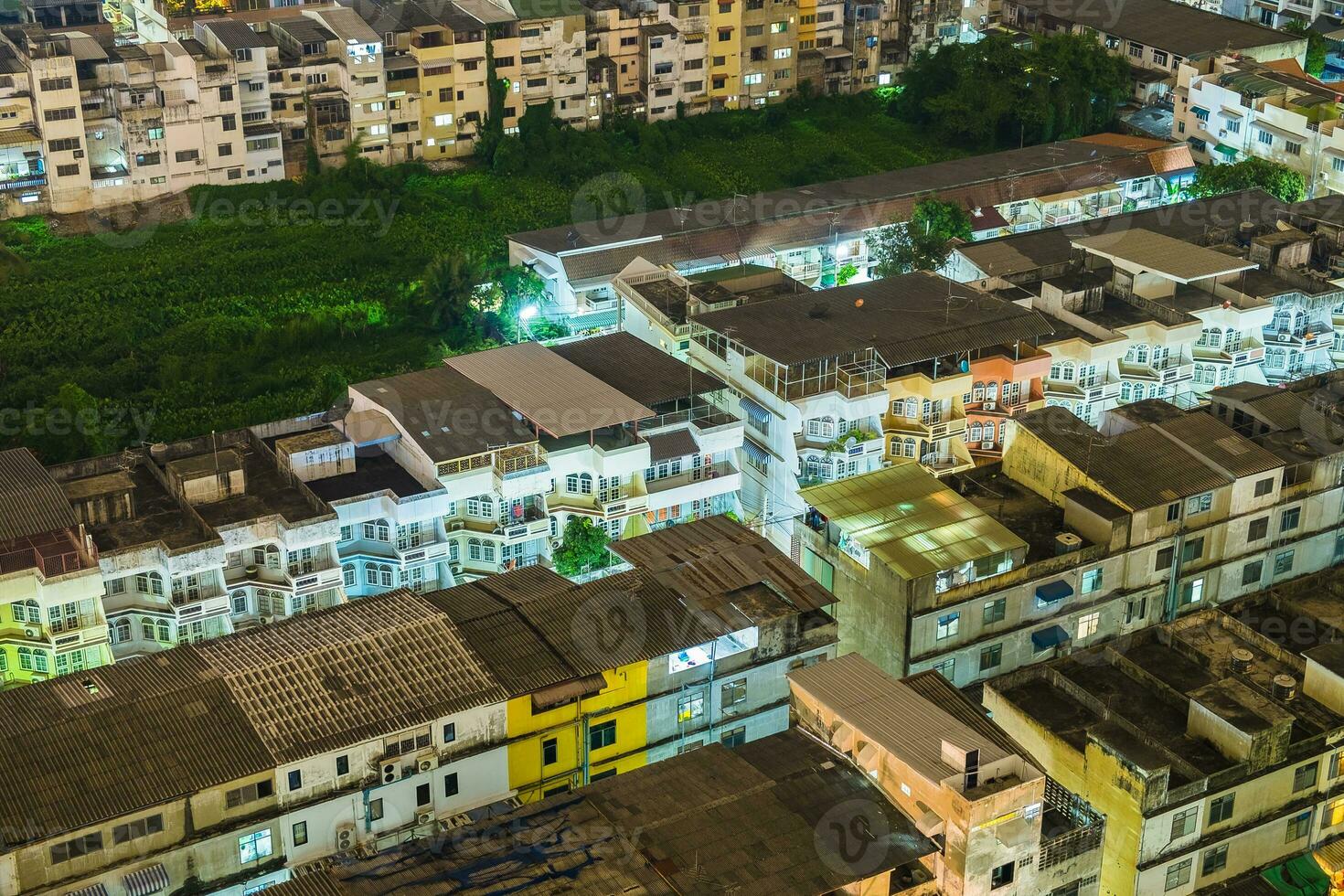 hus by fullt med folk ljus neon i huvudstad foto